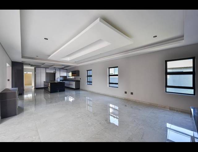 5 BEDROOM HOUSE FOR SALE IN SIX FOUNTAINS RESIDENTIAL ESTATE
